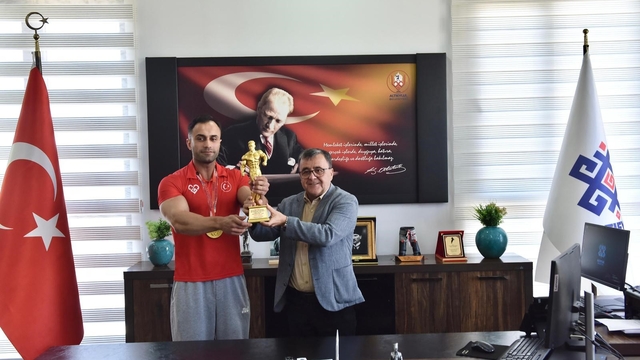 Altıeylül'ün sporcusu Ömer Pullu Türkiye şampiyonu oldu
