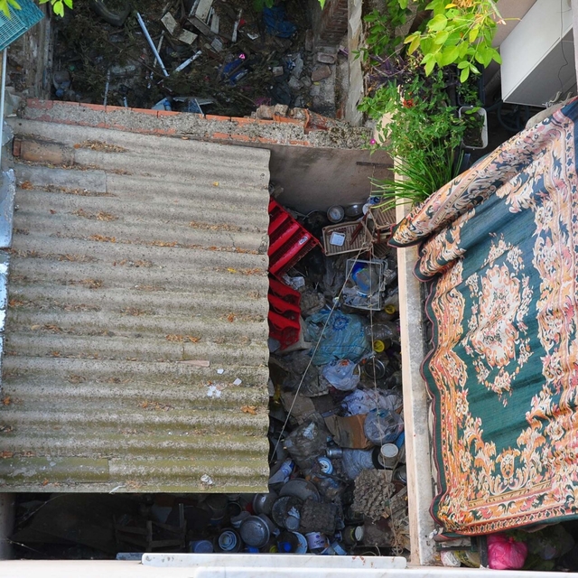 Manisa'da apartmandakilerden 'çöp ev' tepkisi