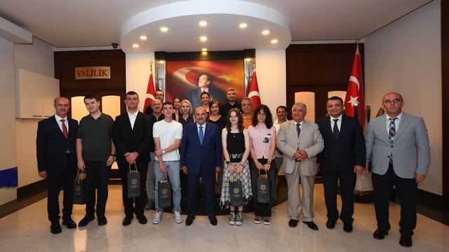 Vali İsmail Ustaoğlu LGS ve YKS şampiyonlarını tebrik etti