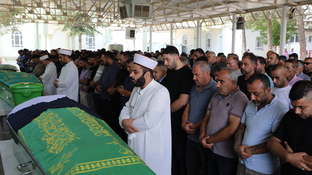 Gemi kazasında yaşamını yitiren Nisa toprağa verildi, babası aranıyor