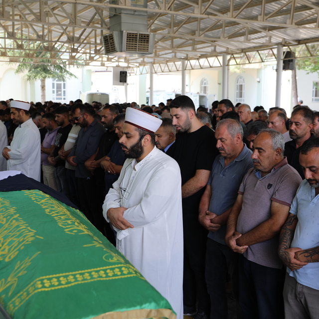Gemi kazasında yaşamını yitiren Nisa toprağa verildi, babası aranıyor