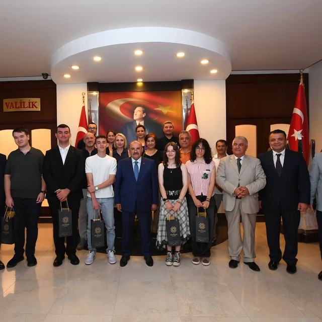 Vali İsmail Ustaoğlu LGS ve YKS şampiyonlarını tebrik etti