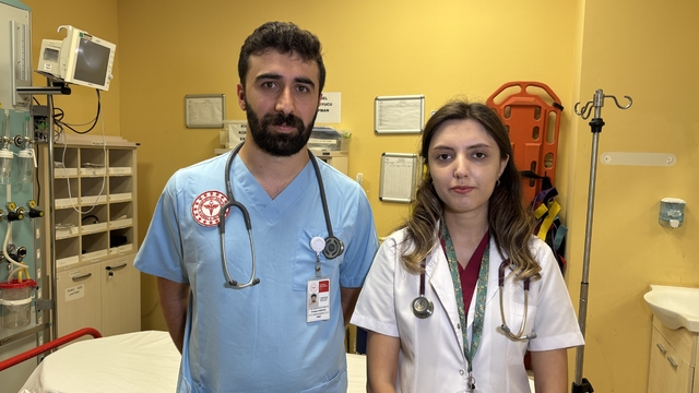 Kalp krizi geçiren ünlü komedyen Cem Yılmaz, Ayvacık'taki doktorların müdahalesiyle kurtuldu
Kalp krizi geçiren Cem Yılmaz'a teşhisi koyan o doktor konuştu: "EKG'sini bana gösterdiklerinde bunun direkt bir kalp krizi olduğunu anladım"