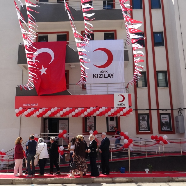 Kars'ta dayanışmanın sıcak kapısı açıldı: Kızılay Aşevi 7 bin kişiye umut o...