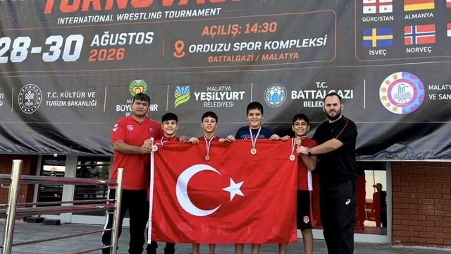 Yunusemre'nin güreşçileri Malatya'dan madalyalarla döndü