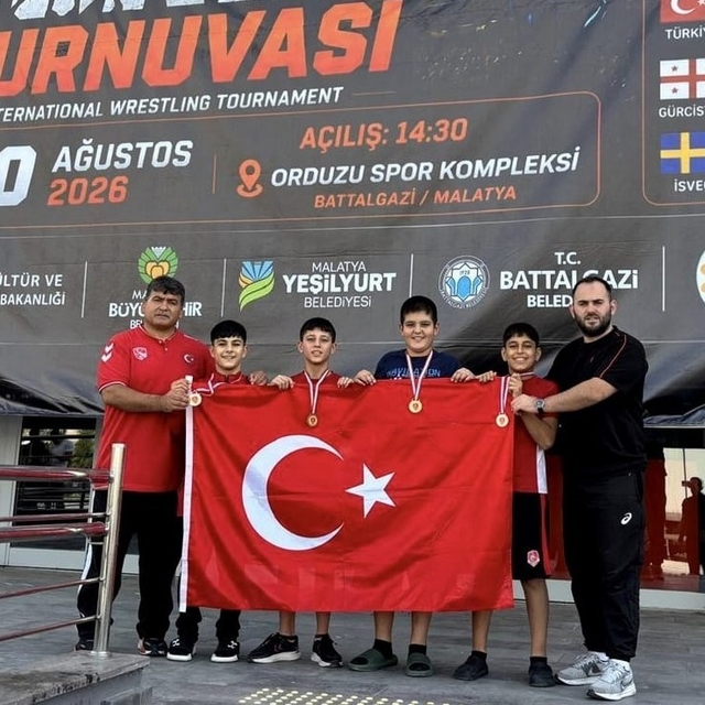 Yunusemre'nin güreşçileri Malatya'dan madalyalarla döndü