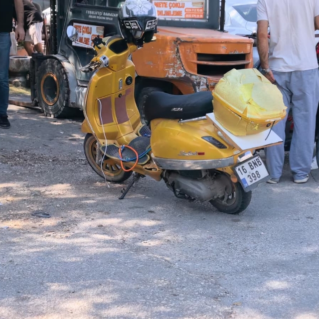 İki otomobil ile çarpışan motosiklet sürücüsü yaralandı
