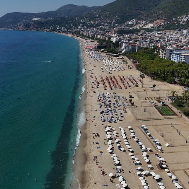 Alanya'da 1 Eylül'de sahiller doldu taştı