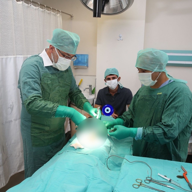 Doktor belediye başkanı önce çocukları eğlendirdi, ardından sünnet etti