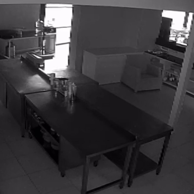 Pişkin hırsızlar kamerada: Hırsızlık için girdikleri kafede sucuklu yumurta...