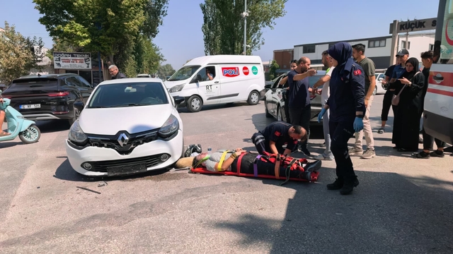 İki otomobille çarpışan motosikletin sürücüsü yaralandı