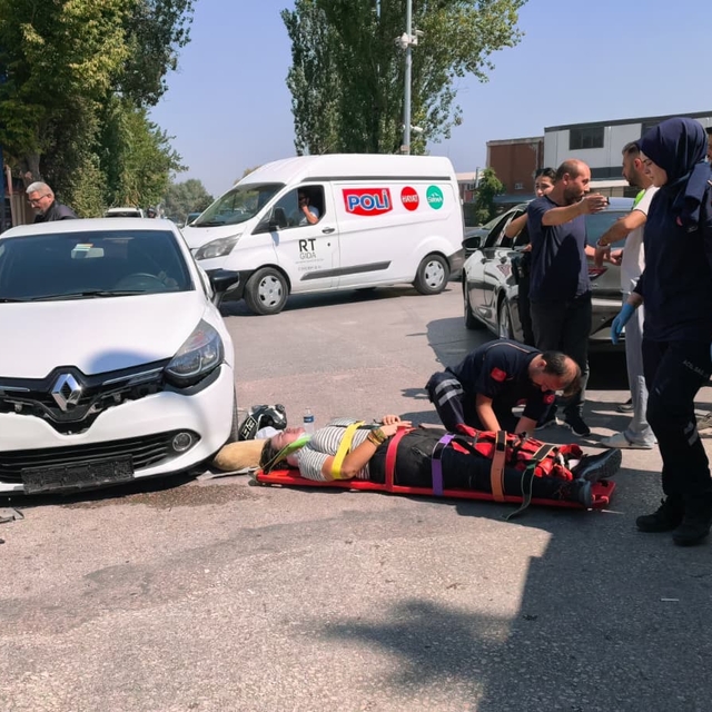 İki otomobille çarpışan motosikletin sürücüsü yaralandı