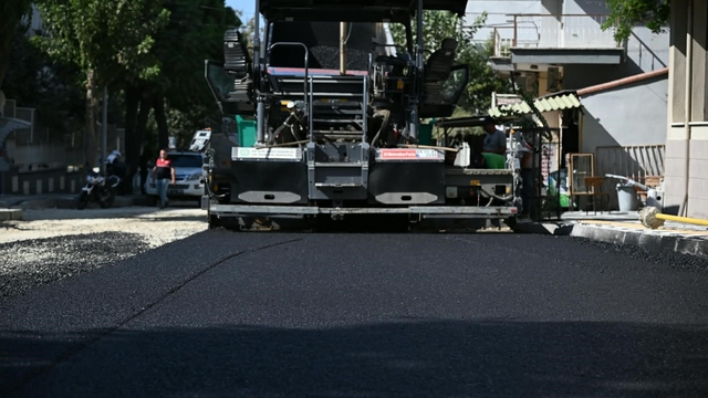 Altyapısı yenilenen caddede asfalt çalışması başladı