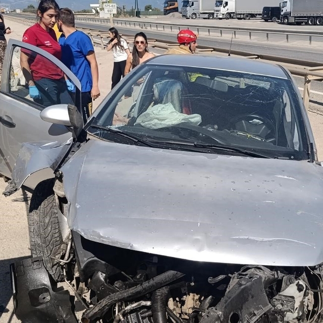 Otomobil bariyerlere ok gibi saplandı: O anlar kamerada