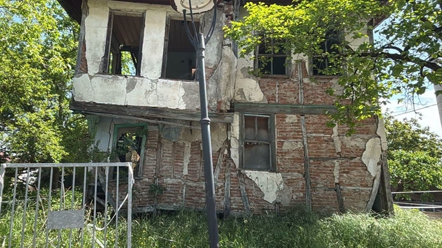 Gölcük'te 2 metruk bina daha yıkıldı