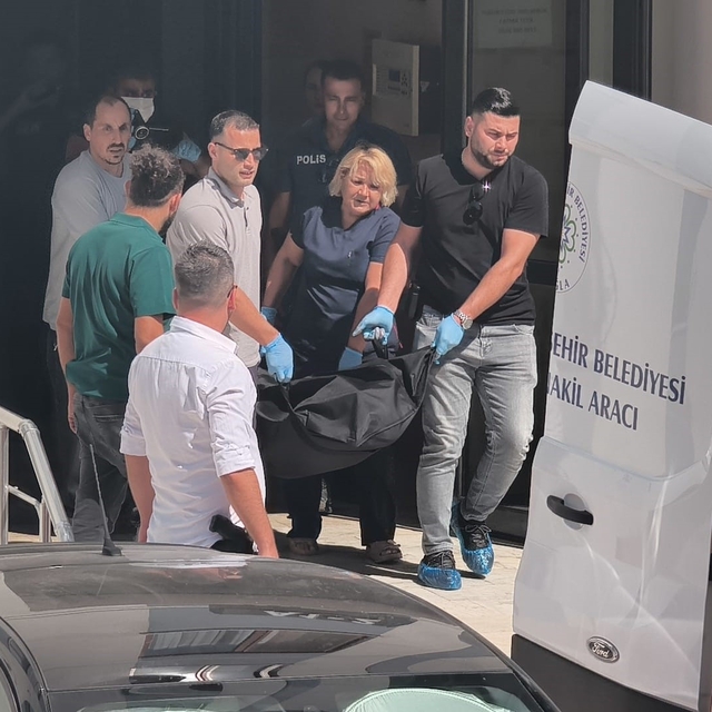 Eski sevgilisini silahla öldürdükten sonra aynı silahla kendini vurdu