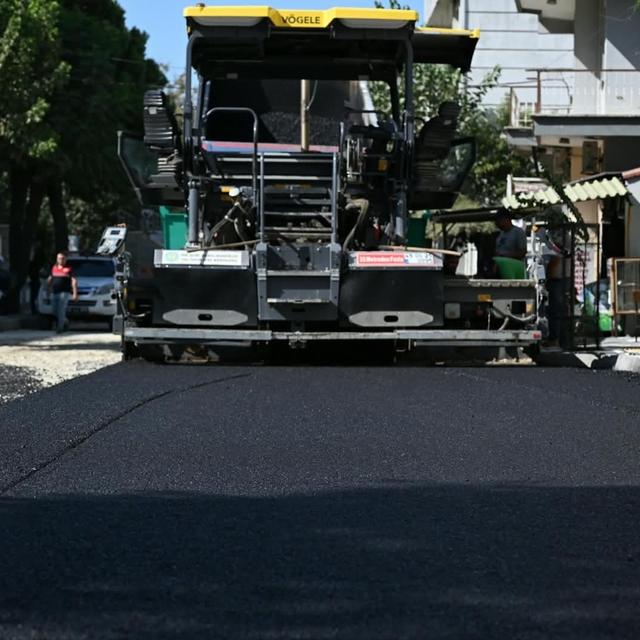 Altyapısı yenilenen caddede asfalt çalışması başladı