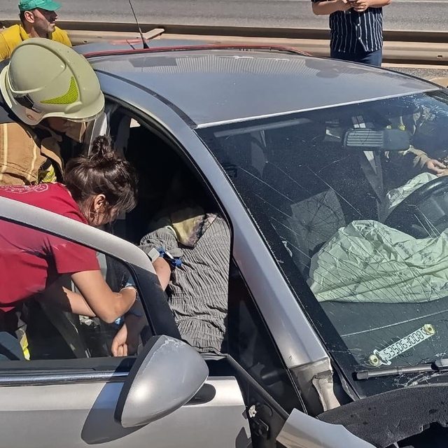 Otomobil bariyerlere çarpıp, refüje düştü; 1'i ağır 3 yaralı