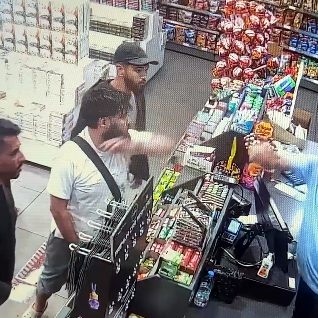 Edirne'de tartıştığı 2 kişiye otomobiliyle çarptı; o anlar kamerada (2)