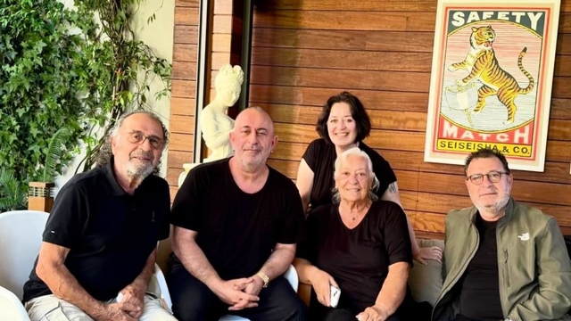 Kalp krizi geçiren Cem Yılmaz'dan mutlu aile fotoğrafı
Cem Yılmaz'dan hastane sonrası ilk fotoğraf