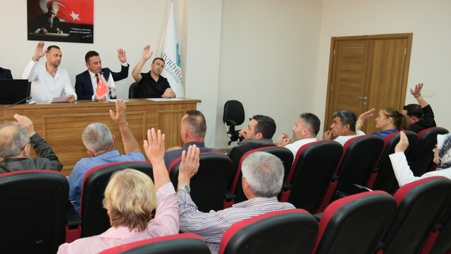 Sivrihisar'da yeni otogar için imar planı değişikliği Meclisten oy birliğiyle geçti
Yeni otogar projesiyle ilçenin şehirlerarası ulaşım kapasitesinin artırılması hedefleniyor
Sivrihisar Belediye Başkanı Habil Dökmeci:
"İlçemizin geleceğine yönelik önemli yatırımların önünü açacak planlama çalışmalarını sürdürüyoruz"