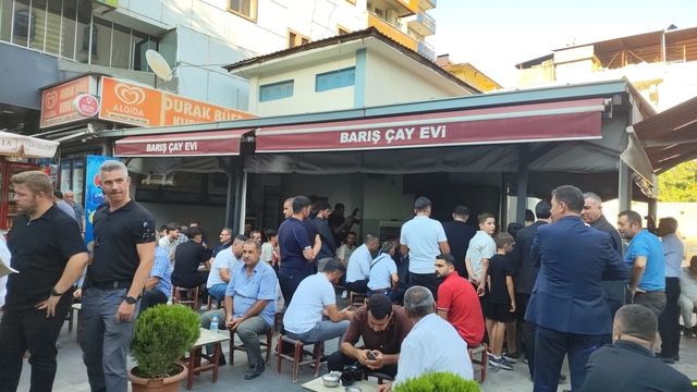 Bakan Tekin, Batman'da çayevinde vatandaşlarla bir araya geldi