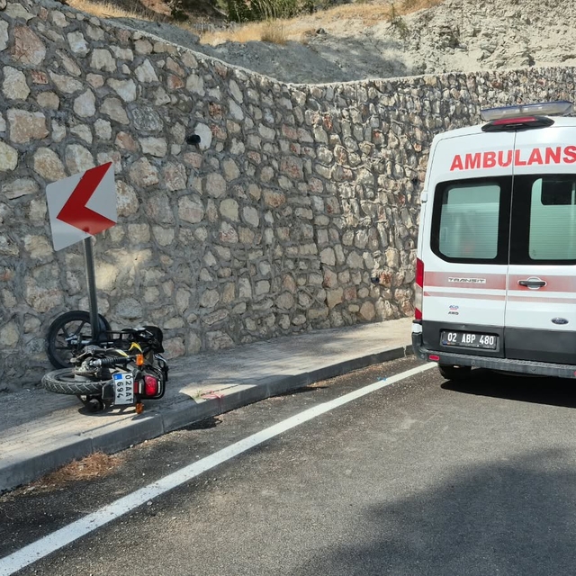 Motosiklet önce yön levhasına, sonra duvara çarptı: 1 ağır yaralı