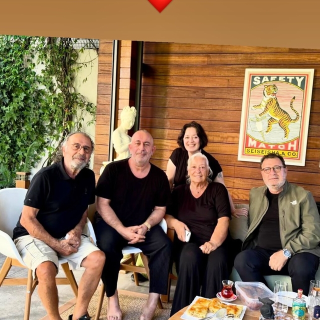 Kalp krizi geçiren Cem Yılmaz'dan mutlu aile fotoğrafı
Cem Yılmaz'dan hasta...