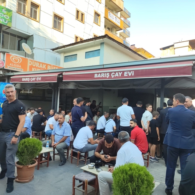 Bakan Tekin, Batman'da çayevinde vatandaşlarla bir araya geldi