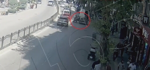 Sürücünün açtığı kapı elektrikli bisikletteki kadına çarptı, gözlük camının...