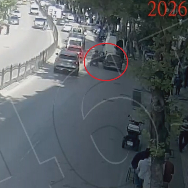 Sürücünün açtığı kapı elektrikli bisikletteki kadına çarptı, gözlük camının...