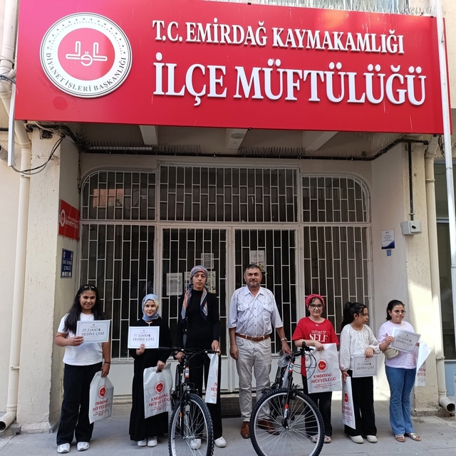 Emirdağ'da 'Camiler Arası Bilgi Yarışması'nda dereceye giren öğrenciler ödü...