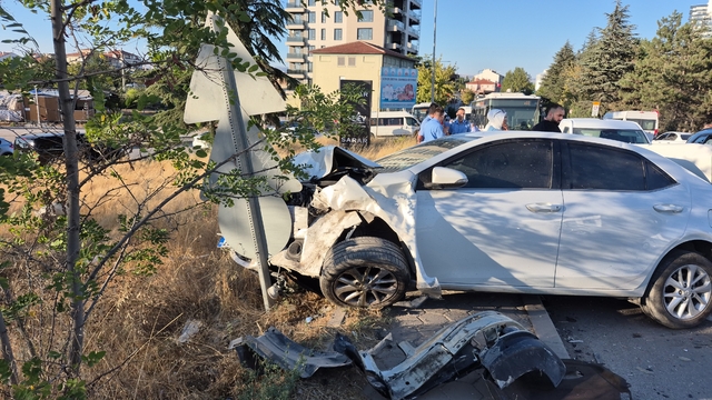 Eskişehir'de 4 aracın karıştığı zincirleme kaza: 3 yaralı