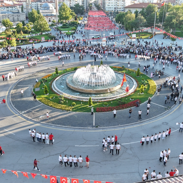 Sivas'ta 1058 kişi aynı anda halay çekti