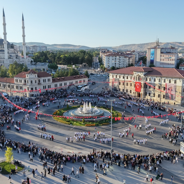 Müziği duyan meydana akın etti, bin 58 kişi halayda buluştu
