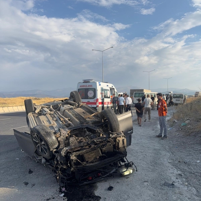 Tatvan'da zincirleme trafik kazası: 1 yaralı