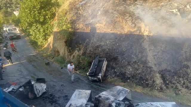 Buzdolabı yüklü kamyonette çıkan yangın, makilik alana sıçradı