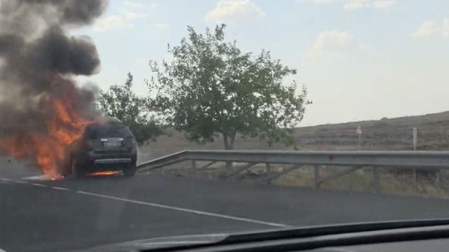 Siverek'te seyir halindeki otomobil alev alev yandı