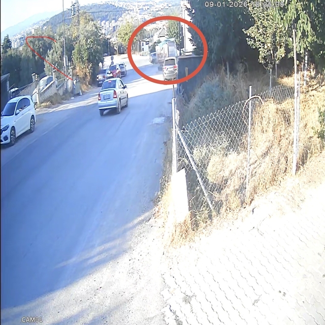 Hafriyat kamyonu iki aracı biçip bahçeye uçtu: 1 yaralı
