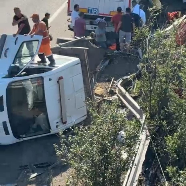 Anadolu Otoyolu'nda bakım aracına çekici çarptı: 3 yaralı