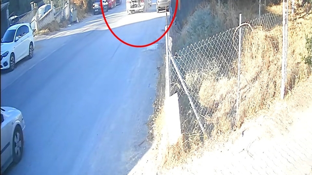 2 otomobile çarpan hafriyat kamyonu, evin bahçesine düştü