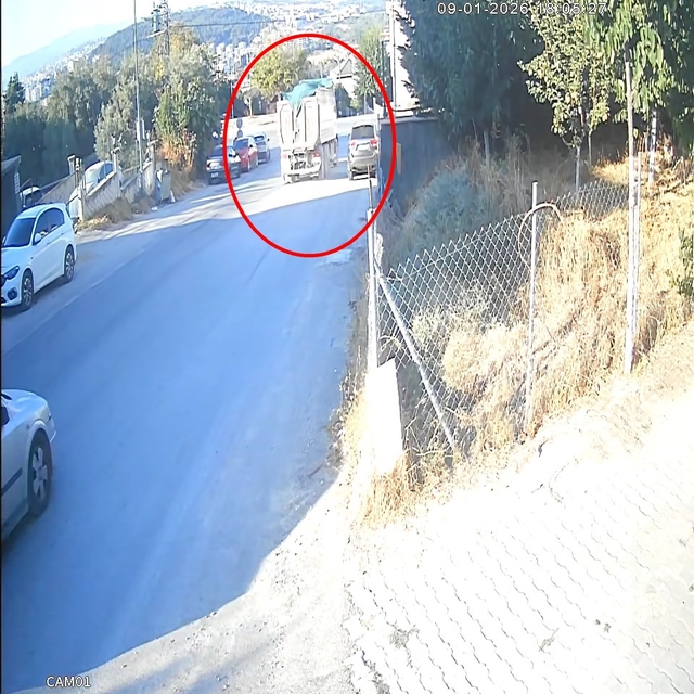 2 otomobile çarpan hafriyat kamyonu, evin bahçesine düştü