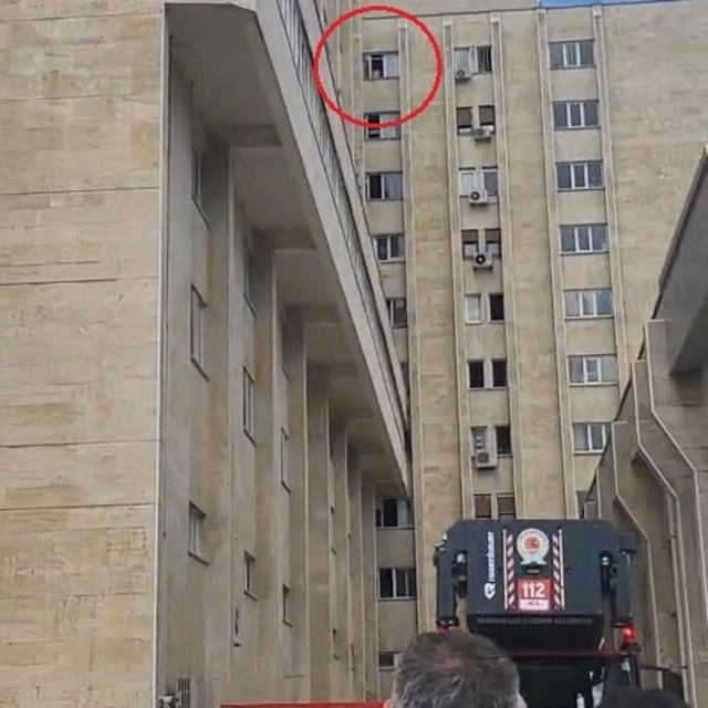 9. kattaki cama çıktı, polis ekiplerinin ikna çalışmasıyla indirildi