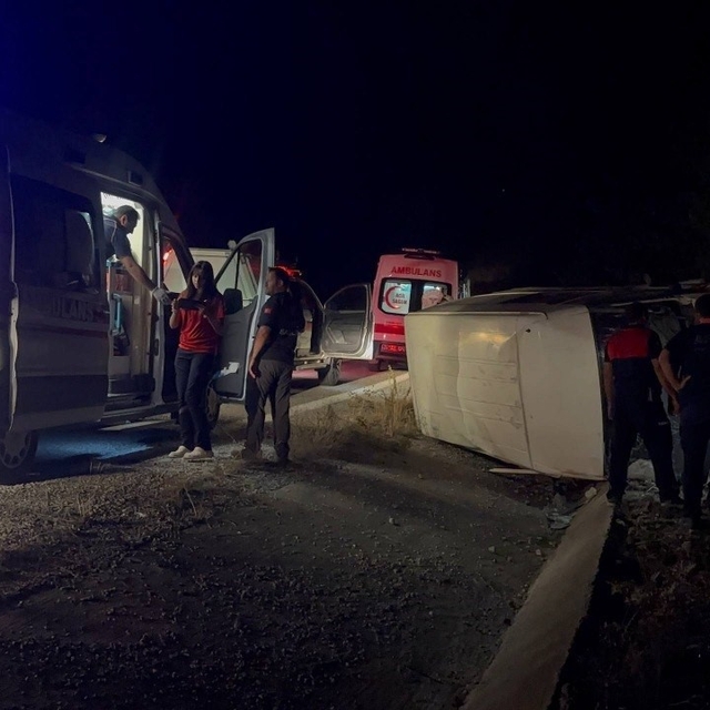 Erzincan'da bal yüklü minibüs devrildi: 3 yaralı