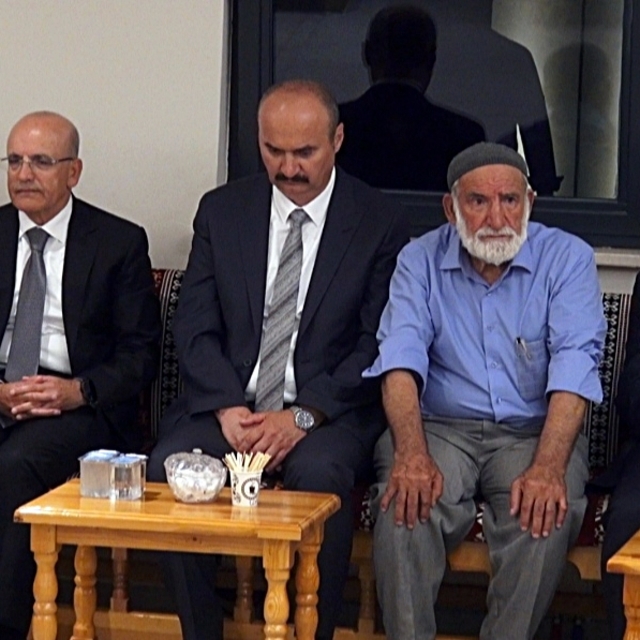 Bakan Şimşek, yeğeninin taziyesine katıldı