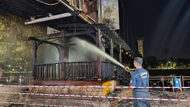 Adana'da asma yaya köprüsünde yangın: 20 metrelik bölüm yandı