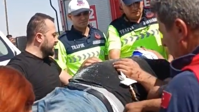 Otomobil, TIR'a arkadan çarptı: 2 yaralı