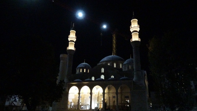 Depremde yıkılan Yeni Cami'nin ışıkları yıllar sonra yeniden yandı