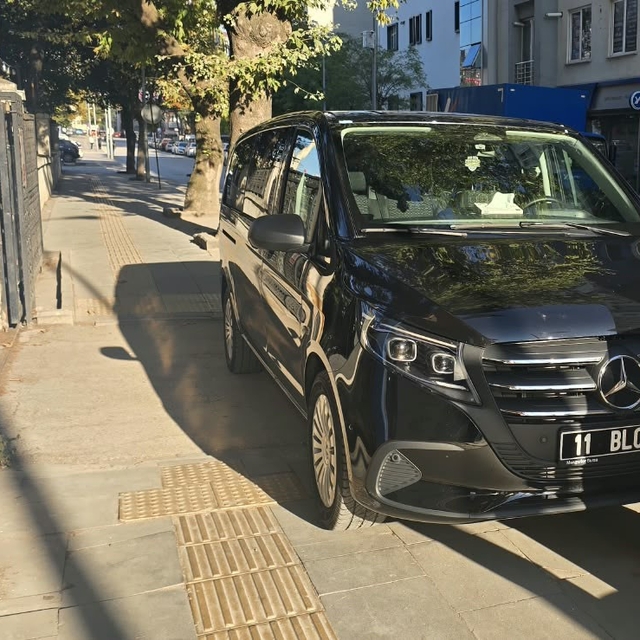 Kaldırımı işgal eden resmi plakalı araca tepki