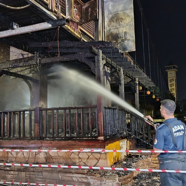 Adana'da asma yaya köprüsünde yangın: 20 metrelik bölüm yandı